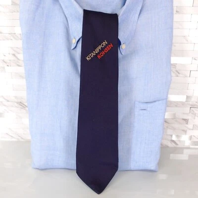 Vestido Azul Marino Traje Cuello Corbata Hombres Sarga Sólida Estrecho Kitanippon Kohsen Logo ESUMI RAN Foto 1 de 4