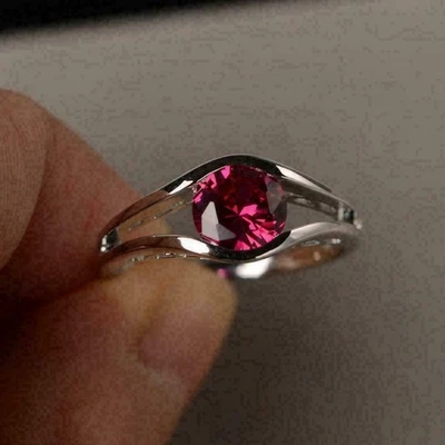Anillo de compromiso redondo de diamantes con rubí rojo creado en laboratorio de 2 quilates acabado en oro blanco de 14 quilates Foto 1 de 4