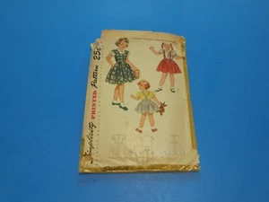 Falda y blusa jersey talla 2 con patrón de costura Simplicity de la década de 1940 2933 para niñas pequeñas  - Imagen 1 de 3