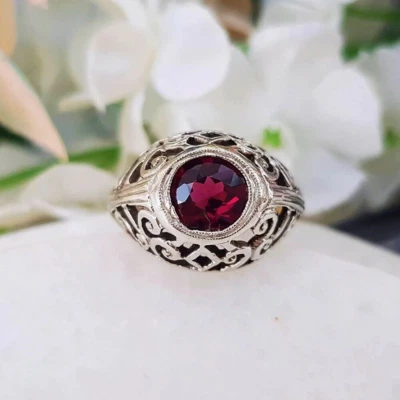 Anillo de compromiso redondo rojo granate diamante milgrain vintage acabado oro blanco 14K Foto 1 de 4