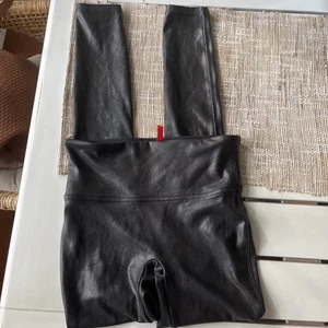 Spanx Kunstleder kleine Leggings klassisch - schwarz - Bild 1 von 5
