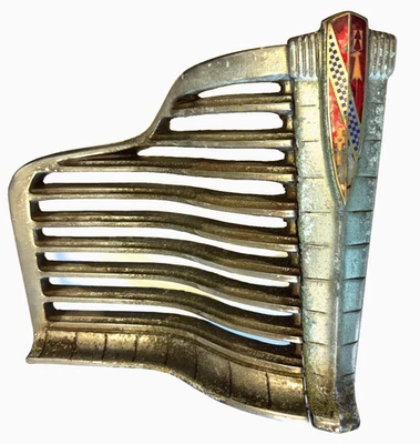 Grelha lateral direita Buick vintage 1941 com barra central e emblema original do fabricante - Imagem 1 de 4