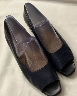 Sapato Bruno Magli Feminino Tamanho 9C Azul Salto Cunha Peep Toe Pump Couro Crepe Excelente Estado Usado - Imagem 1 de 4