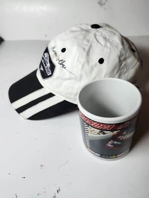 Taza de café Nascar Souveniers, sombrero Nascar firmado Darrel Waltrip EE. UU. Foto 1 de 4