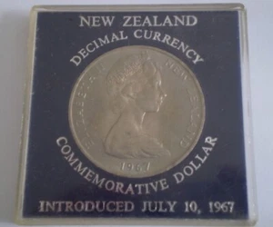 NZ Uncirc - 1967 - $1 - Encapsulado en contenedor de plástico - Imagen 1 de 2