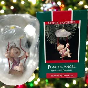 Vintage Hallmark Ornament verspielter Engel 1989 Künstler Favoriten brandneu in Box - Bild 1 von 5