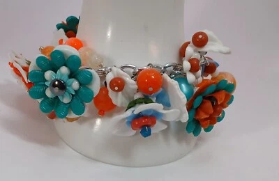 Pulsera SerenitySue Hecha a Mano Artesanal Dije Único Flores Verdes y Melocotón Foto 1 de 4