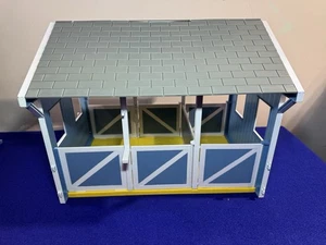 Breyer Azul Juguete Caballo Granero Establo Juego Modelo Juguete Granja con Accesorios Escala 1:9 - Imagen 1 de 9