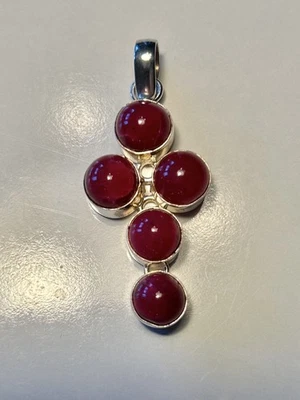 Colgante cruz de plata de ley con 5 rubíes de corte áspero Foto 1 de 4