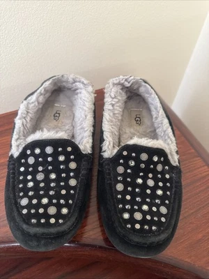 Zapatillas mocasín de gamuza negras UGG con detalle de tachuelas para mujer talla 8 Foto 1 de 4