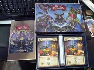 Hero Realms Deckbuilding Game (2016 White Wizard Games) Completo TUTTO SMANICATO - Foto 1 di 3