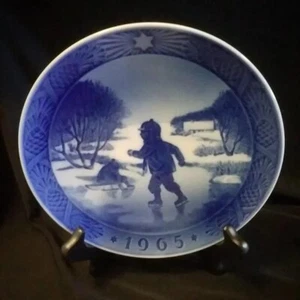 Royal Copenhagen Plate 1965 LITTLE SKATERS DENMARK 7" Vintage Christmas Collect - Picture 1 of 3