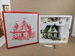 Dept 56 North Pole Series “Elsie’s Gingerbread” con chimenea para fumar  - Imagen 1 de 4