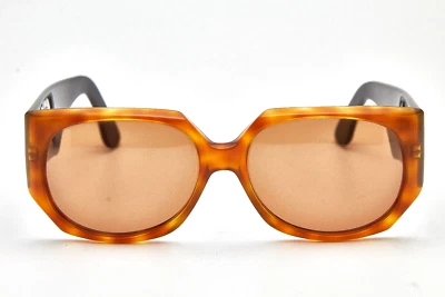 occhiali da sole squadrati di VALENTINO fondono glamour e  raffinatezza 90s. Foto 1 de 4