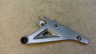 Honda V30 Magna VF500 H1267 1985. suporte de pé traseiro direito - Imagem 1 de 4