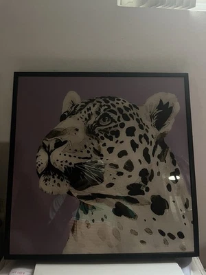 🐆 Arte de parede gráfica de leopardo 🖤 estampa animal em negrito, fundo roxo + emoldurado. - Imagem 1 de 4