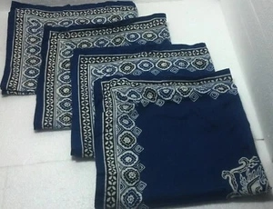 Juego de 4 servilletas/mantel azul oscuro con diseño blanco cuadrado de 20""x20"" usado - Imagen 1 de 4