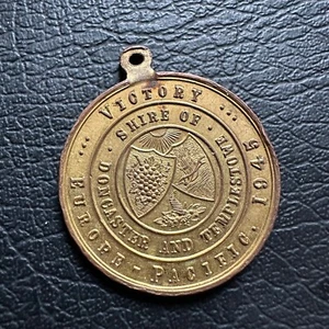VINTAGE 1945 WWII VICTORY SHIRE OF DONCASTER & TEMPLESTOWE MEDAL MEDALLION - Picture 1 of 5