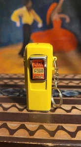 GELB GASPUMPE METALL SCHLÜSSELANHÄNGER ZIGARETTENANZÜNDER 2,25" HOCH - Bild 1 von 7
