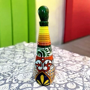 Botella/florero decantador de cerámica pintado a mano con tema floral Talavera - Imagen 1 de 16
