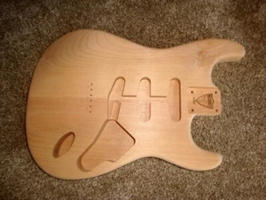 CORPO CHITARRA STRAT Lt. Peso ontano Musikraft vintage coda dura corda fori passanti - Foto 1 di 7