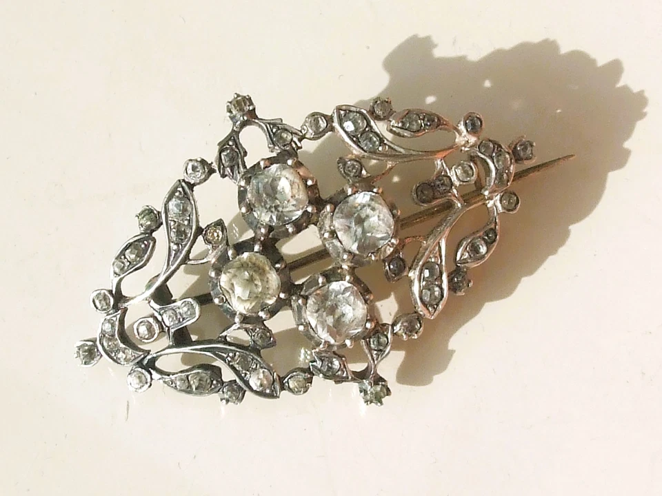 BELLE BROCHE ANCIENNE D'EPOQUE MILIEU XIXème en ARGENT avec PIERRE BLANCHE - Photo 1/4