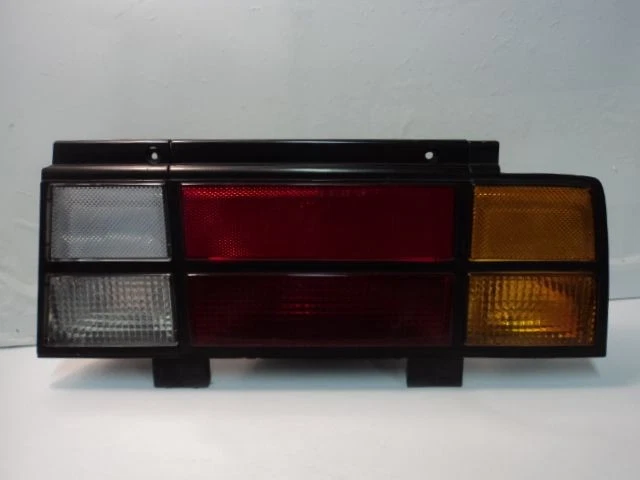 Luz trasera derecha pasajero hatchback 2 puertas se adapta a Chevrolet Cavalier F5 82-84 Foto 1 de 2