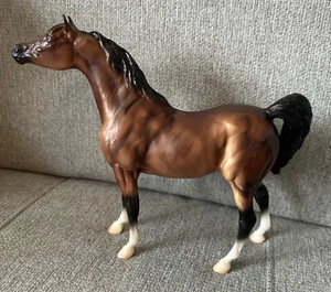 Breyer Classic Arabian Bay Stute braun schwarz Maßstab 1:12 - Bild 1 von 6