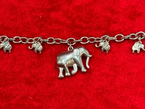 Silvertone Charm Bracelet with 5 Elephant Charms A Mama and 4 Babies - Picture 1 of 5