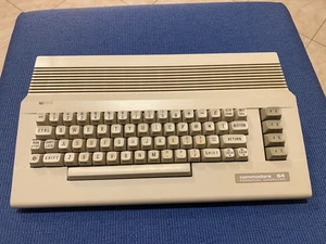 Commodore 64C Made in Hong Kong - Foto 1 di 9