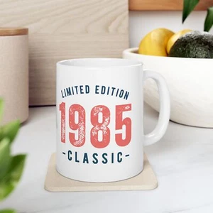 Tazas de café para 40 cumpleaños - Regalo de cumpleaños perfecto 1985, diseño retro años 80 - Imagen 1 de 7