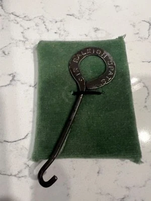 Gancho botón publicidad vintage Sir Raleigh Spats 3,25" de largo Foto 1 de 4