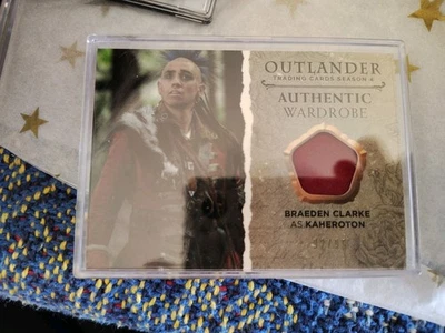 Outlander Season 4v/ Braeden Clarke 92/98 Material Card - Image 1 of 2
