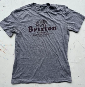 T-Shirt Uomo Brixton Grigio Spell-Out M Streetwear Logo Casual City Biker Surf - Foto 1 di 12