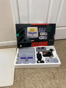 Sistema de entretenimiento Super Nintendo con Mario World SNES Super Set, caja, cables - Imagen 1 de 17