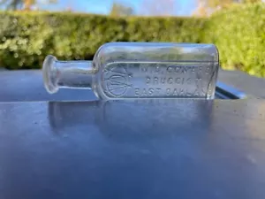 W.D. CONRAD DRUGGIST EAST OAKLAND, CAL. NEAT OLD RARE PHARMACY BOTTLE - Picture 1 of 4