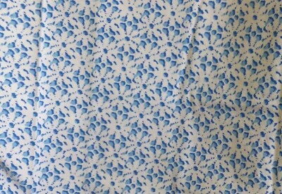 WAVERLY FABRIC Diseño Estampado de Ojales por Laurette Delft Azul sobre Blanco 56"W X 34" Foto 1 de 2
