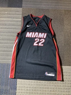 Camiseta masculina Jimmy Butler tamanho grande 14/16 Miami Heat preta Nike - Imagem 1 de 4