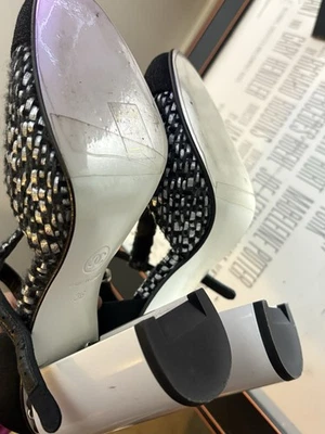 Zapatos de salón Chanel de tweed con correa en T tacón bloque talla 36 / EE. UU. 6 negro plateado tweed patente tacón Foto 1 de 4