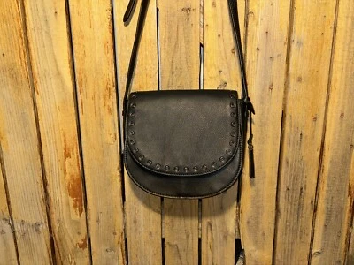 Bandolera Vince Camuto Amiah pequeña con solapa CP800B $248 Foto 1 de 4