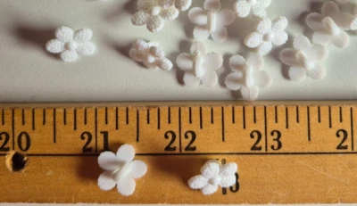 WHITE   1/2"  FLOWER  PLASTIC  SHANK  BACK  BUTTONS  12 PIECES - Image 1 of 2