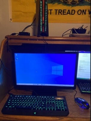 Escritorio para juegos ASUS ROG G20AJ - negro y rojo - usado pero mantenido Foto 1 de 4