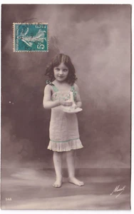 *** Fantaisie _ Fillette portant une bougie *** CPA 1912 - Picture 1 of 2