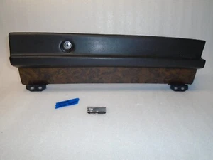 1968 Pontiac Bonneville 2 Door Coupe Hardtop Glovebox Door OEM - Foto 1 di 15