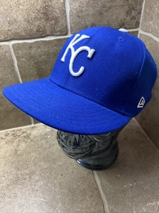 Sombrero de béisbol PERSONALIZADO New Era Kansas City Royals 59FIFTY azul en el campo - Imagen 1 de 7