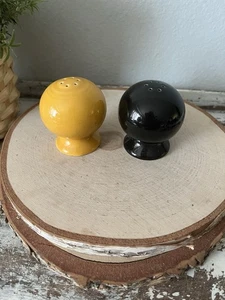 Vtg Fiesta Ware Ball Salt Pepper Shaker Set Black Yellow Round Homer Laughlin - Picture 1 of 8