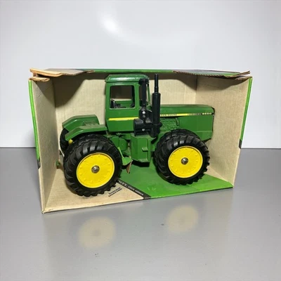 VTG Ertl John Deere 4-Wheel-Drive Tractor Farm 8650 With Box NIB - Image 1 of 4