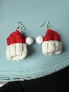 Santa Claus Soft Hat Earrings NEW Knit Crochet Winter Christmas Holiday Dangle - Imagen 1 de 4