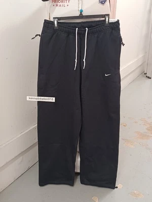 PANTALONES POLAR NIKE SOLO SWOOSH DOBLADILLO ABIERTO FN3342-010 NEGROS PARA HOMBRE TALLA MEDIANA Foto 1 de 4