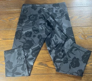 Lululemon Wunder Under Crop Luxtreme Leggings schwarz geblümt Größe 6 - Bild 1 von 8